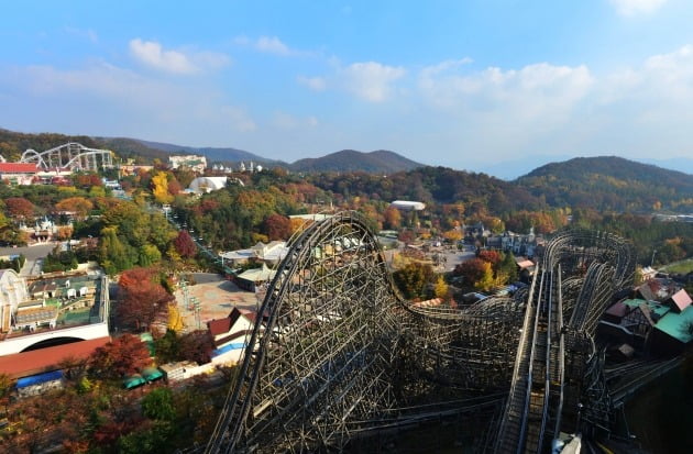 에베랜드에서는 놀이기구를 타고 단풍을 즐길 수 있다. 티익스프레스 전경. 