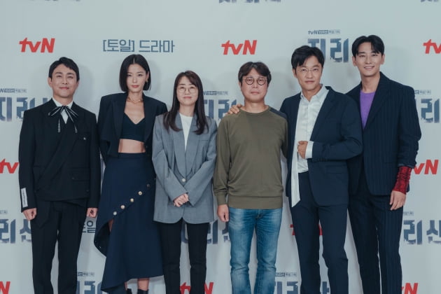 '지리산' 출연진과 제작진/사진=tvN