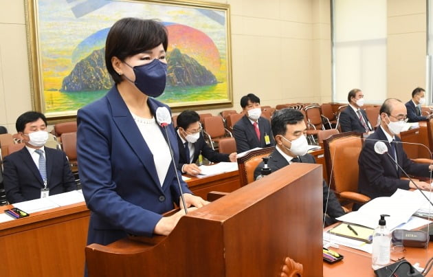 전현희 국민권익위원장이 12일 국회에서 열린 국회 정무위원회의 국민권익위원회, 국가보훈처 등에 대한 2021년도 국정감사에서 업무보고하고 있다. 국회사진기자단