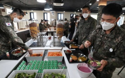 장병들이 직접 식단 짠다…軍 급식, 50년 만에 '대수술'