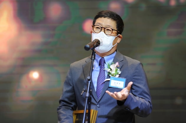 CJ ENM이 14일 서울 여의도 글래드호텔에서 열린 '2021 한국IR대상'에서 최우수상을 수상했다. 시상식에 참석한 CJ ENM 강호성 대표가 수상 소감을 말하고 있다.