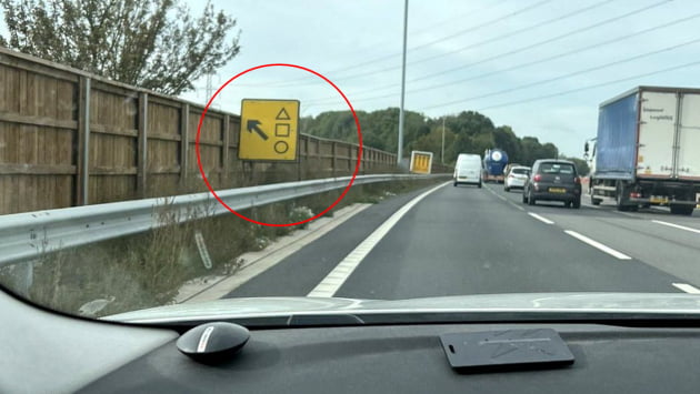 영국 M4고속도로변에 설치된 도로표지판. 넷플릭스 드라마 '오징어게임'과 유사한 표지판이 설치되어 있다/사진=BBC .
