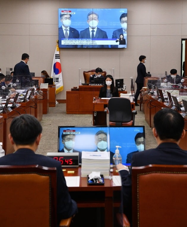 15일 국회에서 열린 법제사법위원회의 서울고등법원 등에 대한 국정감사에서 더불어민주당 대선 후보인 이재명 경기도지사의 대장동 개발 사업 설계 관련 발언이 담긴 영상이 상영되고 있다. 국회사진기자단