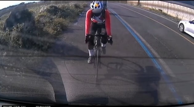 한 자전거 운전자가 해안도로에 세워둔 차량을 들이 받은 후 임플란트 8개 비용을 요구한 사연이 공개되면서 갑론을박이 이어지고 있다. /유튜브 채널 한문철TV 캡처