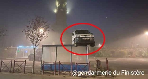 프랑스 북서쪽 끝에 위치한 피니스테르의 한 마을에서 간밤 버스 정류장 위에 1.3톤(t) 짜리 미니밴 차량이 올라가 현지 경찰이 조사에 나섰다. /프랑스 the connexion french news and view 캡처