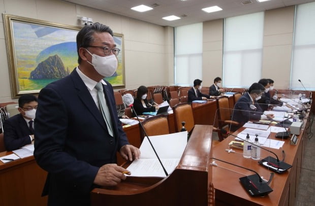 이명호 한국예탁결제원 사장이 18일 서울 여의도 국회에서 열린 정무위원회의 예금보험공사 등에 대한 국정감사에서 업무보고를 하고 있다. 사진=연합뉴스