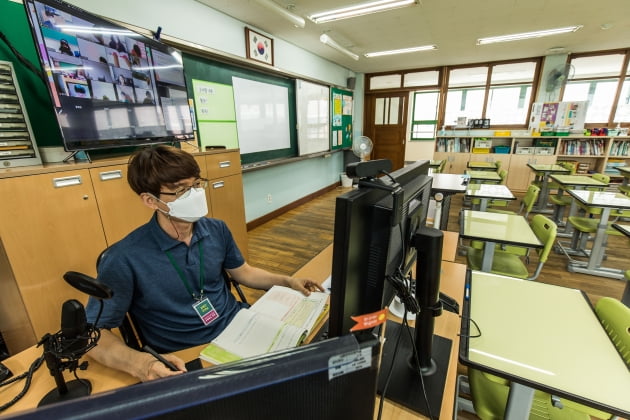 지난 7월 서울 성동구 무학초등학교 5학년 교실에서 선생님이 온라인 수업을 진행하고 있다. 사진공동취재단.