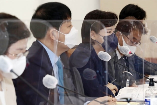 전현희 국민권익위원장(왼쪽 세번째)이 20일 국회에서 열린 국회 정무위원회 2021년도 종합국정감사에서 여야 의원들의 질의에 답변하고 있다. 국회사진기자단