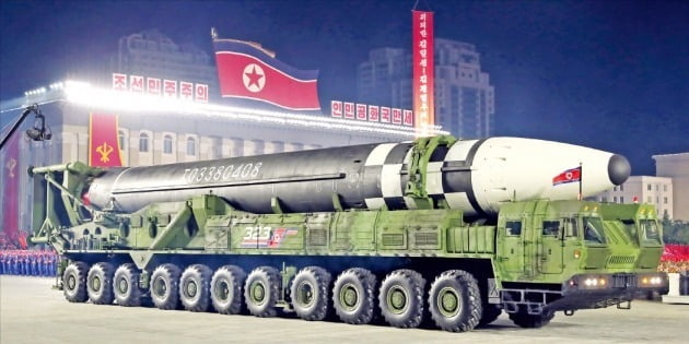 북한이 지난해 10월 노동당 창건 75주년에 공개한 신형 대륙간탄도미사일(ICBM). 연합뉴스