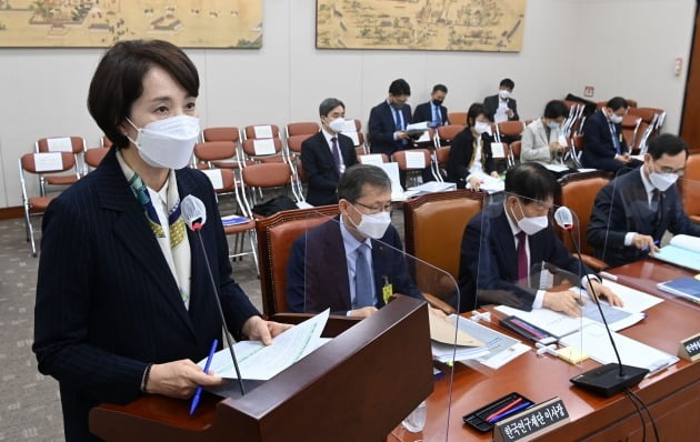 유은혜 부총리 겸 교육부장관이 21일 서울 여의도 국회에서 열린 교육위원회의 국정감사에서 업무보고를 하고 있다.  뉴스1