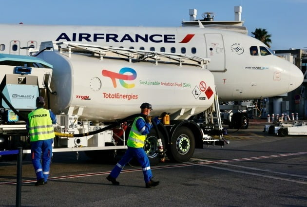 토탈에너지가 생산한 지속가능항공연료(SAF)로 운항하는 에어프랑스 항공기. 사진=연합뉴스