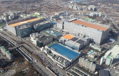 SK하이닉스, 창사 이래 '분기 최대매출'…영업익도 220%↑ [종합]