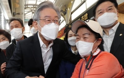 이재명 "손실보상 10만원은 받아도 화나…文에 증액 요청"