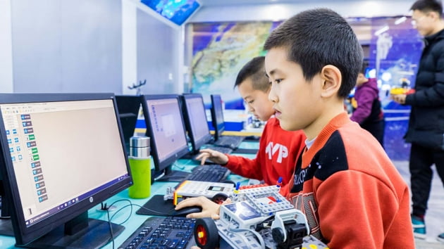 중국 초등학생이 소프트웨어 교육(SW)을 받고 있다 중국은 초등학교부터 고등학교때까지 방대한 규모의 SW 교육을 시행한다 사진=CGTN