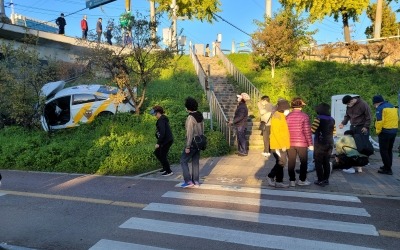 [단독] 서울 증산교사거리서 택시 추락…차량엔 70대 택시기사
