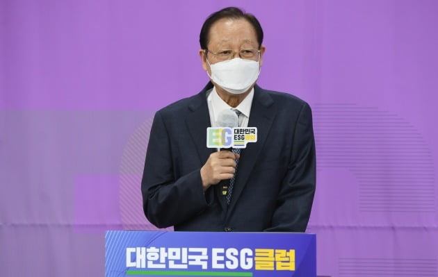 권기홍 동반성장위원회 위원장이 27일 서울 중림동 한국경제신문 내에서 열린 대한민국 ESG클럽 10월 월례포럼에서 강연하고 있다. 사진=김범준기자