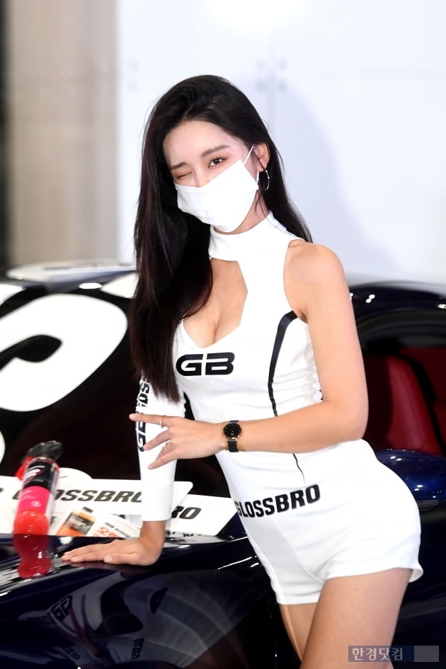 오토살롱위크 찾은 레이싱 모델 | 한국경제