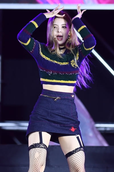  ITZY 리아, '잘록한 개미허리 뽐내며~'