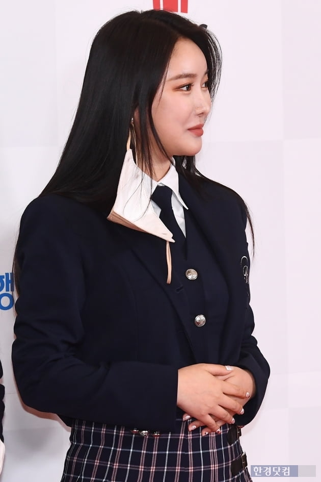 [포토] 브레이브걸스 민영, '귀걸이에 마스크가 대롱대롱~'