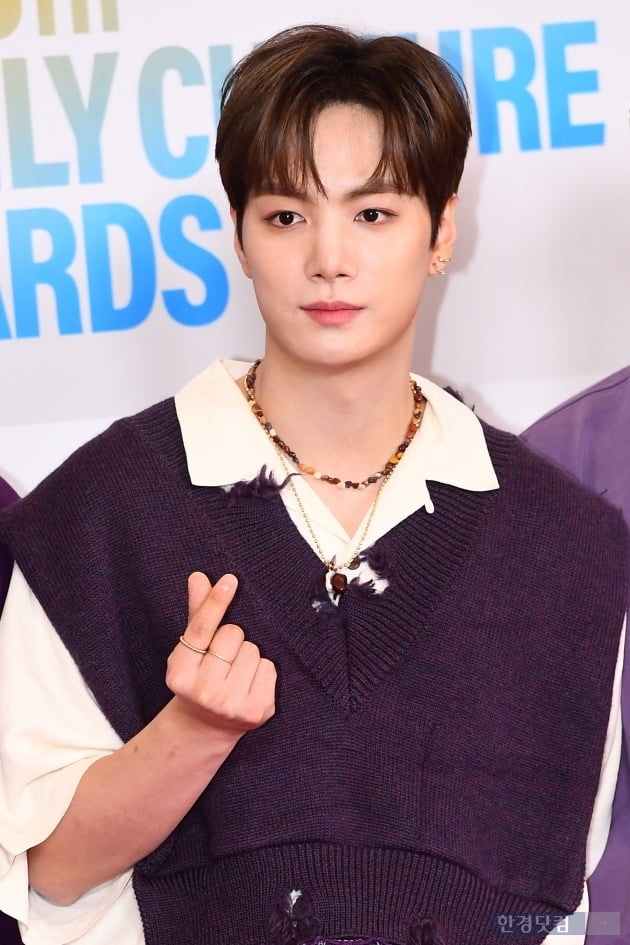 [포토] 뉴이스트 JR, '팬들을 향한 멋진 하트~'