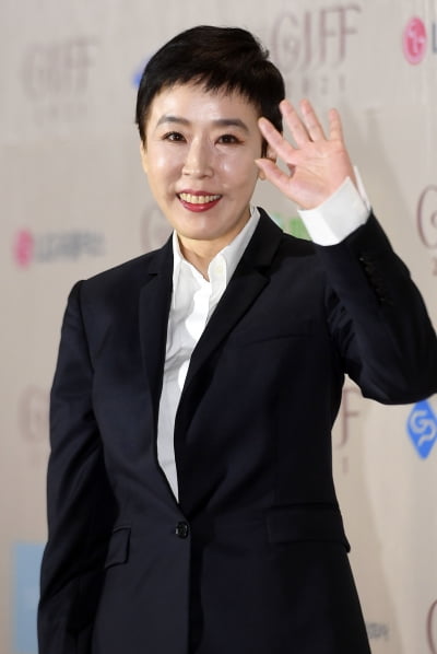 [포토] 강수연, '나이 가늠하기 힘든 동안 비주얼'(강릉국제영화제)