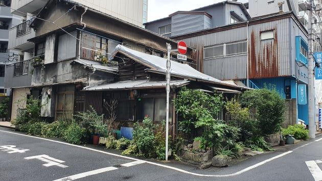 구글 지도 보행자 모드에서 알려주는 경로를 가다 보니 뒷골목을 지나게 된다. 현대식 빌딩과 오래된 주택이 공존하는 도쿄 뒷골목의 흔한 풍경이다. / JAPAN NOW