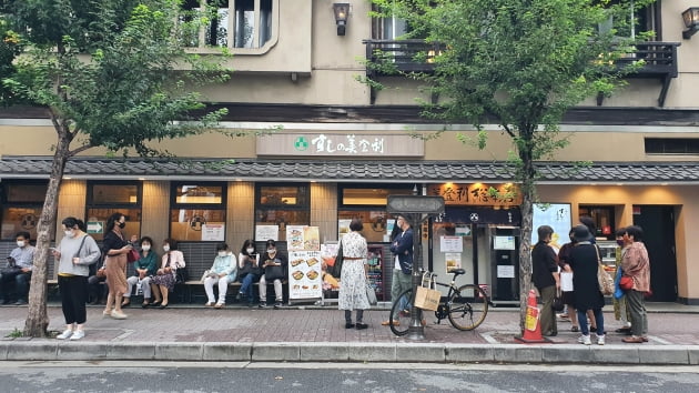 코로나는 전쟁과 다름없다. 대를 이어 경영하던 내 거래처 몇 곳은 폐업을 해서인지 가게가 바뀌었다. 그래도 여전히 인기 있는 스시 가게 "미도리"는 오늘도 줄이 길다. / JAPAN NOW