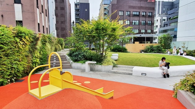 옥상 공원은 점심시간이면 지역 직장인들이 편의점에서 사 온 도시락을 즐기기도 하는 일본스러운 아기자기한 공간이다. / JAPAN NOW
