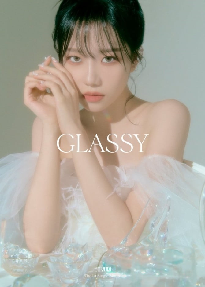 조유리, ‘GLASSY’ 초동 7만 5천 장 돌파…역대 女 솔로 중 9위