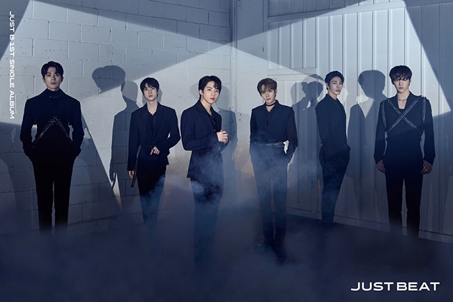 저스트비, 훤칠한 슈트 핏…‘TICK TOCK’ 무대 기대 높인 단체컷 공개