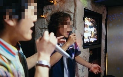 노래방 문은 잠겼는데…불법영업 딱 걸린 이유는 '이것'