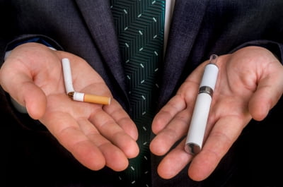 "금연했다가 전자담배 피우면 더 위험"…의사들 '경고' [건강!톡]