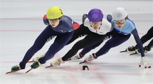 제35회 전국 남녀 종별종합 쇼트트랙스피드스케이팅 선수권대회 여자일반부 1,500m 결승에서 서울시청 심석희, 성남시청 최민정, 고양시청 김아랑이 질주하고 있다. 사진=연합뉴스