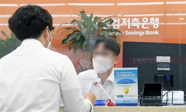 서울의 한 저축은행 점포에서 소비자가 대출 상담을 받고 있다.  허문찬 기자