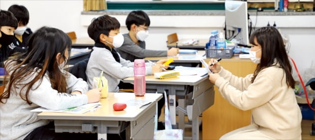 한국서부발전의 교육나눔 플랫폼인 ‘위피스쿨’ 8기 대학생들이 태안지역 학생들을 가르치고 있다.  한국서부발전 제공
 