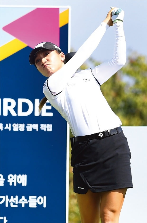 1일 경기 포천 아도니스CC에서 열린 한국여자프로골프(KLPGA)투어 하나금융그룹 챔피언십 2라운드 1번홀에서 리디아 고가 티샷하고 있다.  /변성현 한경닷컴 기자 