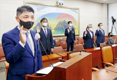 [포토] 김범수 카카오 의장 3년 만에 국감 출석