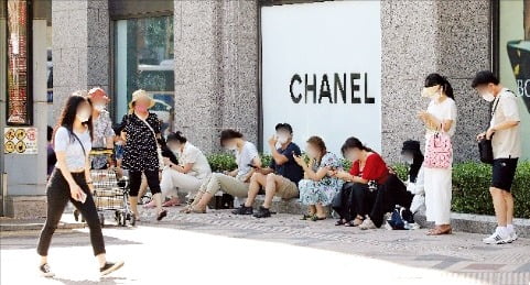 서울 한 백화점의 명품 매장에 들어가기 위해 소비자들이 줄을 서서 기다리고 있다. /한경DB
 