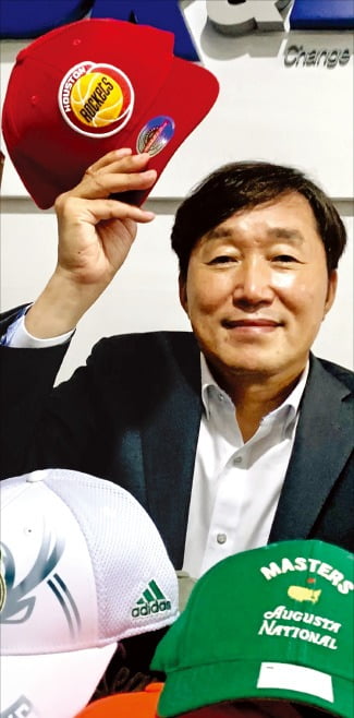 최민석 디케이앤디 대표가 서울 강남 사무실에서 신사업으로 진출한 스포츠 모자 제품을 설명하고 있다.  /디케이앤디  제공 