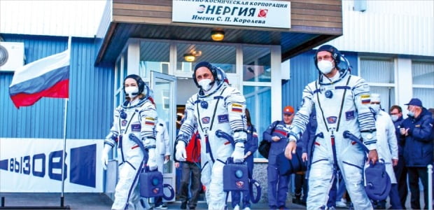 [사진으로 보는 세상] 러시아, 세계 최초로 우주서 영화 촬영…배우·감독 태운 '소유스' 발사