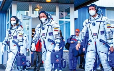  러시아, 세계 최초로 우주서 영화 촬영…배우·감독 태운 '소유스' 발사