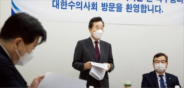 < 대한수의사회 방문 > 이낙연 전 더불어민주당 대표(가운데)가 7일 경기 성남시 대한수의사회를 방문해 인사하고 있다.  /뉴스1 