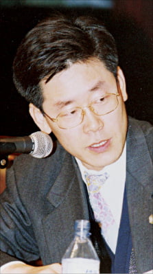 1990년대 중후반 인권변호사 시절 어느 토론회장에서 찍은 사진. 