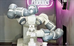 로봇이 맞춤형 파운데이션 ‘베이스 피커’를 만들고 있는 모습.  아모레퍼시픽 제공 
