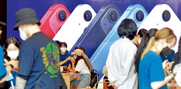 애플이 반도체 부족으로 스마트폰 생산량을 줄일 것이란 전망이 나온 13일 소비자들이 서울 강남구 애플 스토어에서 아이폰13을 살펴보고 있다.  /김영우 기자 