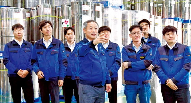 오정강 엔켐 대표(왼쪽 네 번째)와 회사 설립 초기 제일모직 등에서 합류한 연구원들이 천안 공장을 살펴보며 대화하고 있다.  /천안=김영우 기자 
