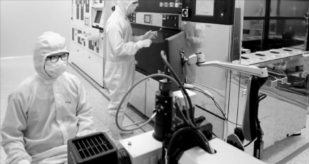 영창케미칼 직원들이 경북 성주군에 있는 본사 공장에서 반도체 노광장비를 활용해 회사 제품 성능을 테스트하고 있다.  /영창케미칼 제공 