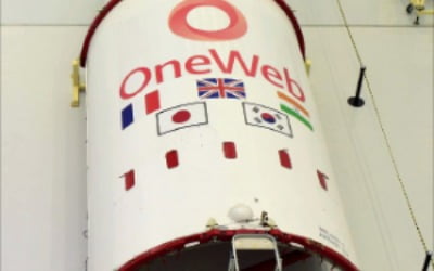 한화가 투자한 英 원웹 로켓, 태극기 달고 우주로 날았다
