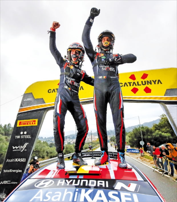 지난 14~17일 열린 월드랠리챔피언십(WRC) 11차 대회에서 우승을 차지한 티에리 누빌 선수(오른쪽)와 코드라이버 마틴 비데거 선수가 현대자동차 ‘i 20 쿠페 WRC’ 위에서 세리머니를 하고 있다.  현대차 제공 