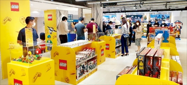 올해 오픈한 백화점엔 레고 매장 꼭 있다 | 한국경제